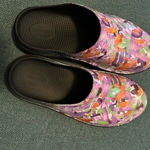 OOFAS ladies clogs size 40 (8.5) GUC $45